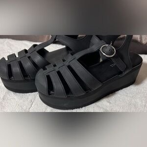 Jeffrey Campbell Platform fisherman jelly sandal. Women's Size 9 matte black